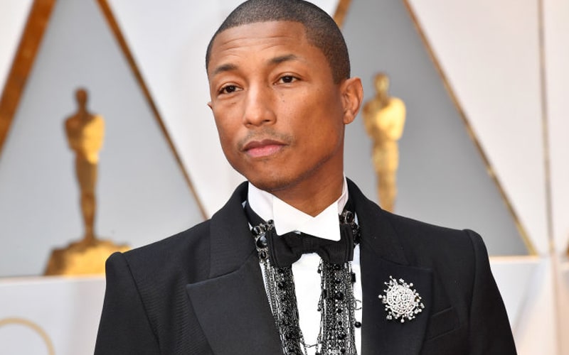 Pharrell Williams wearing pearls at the Oscars